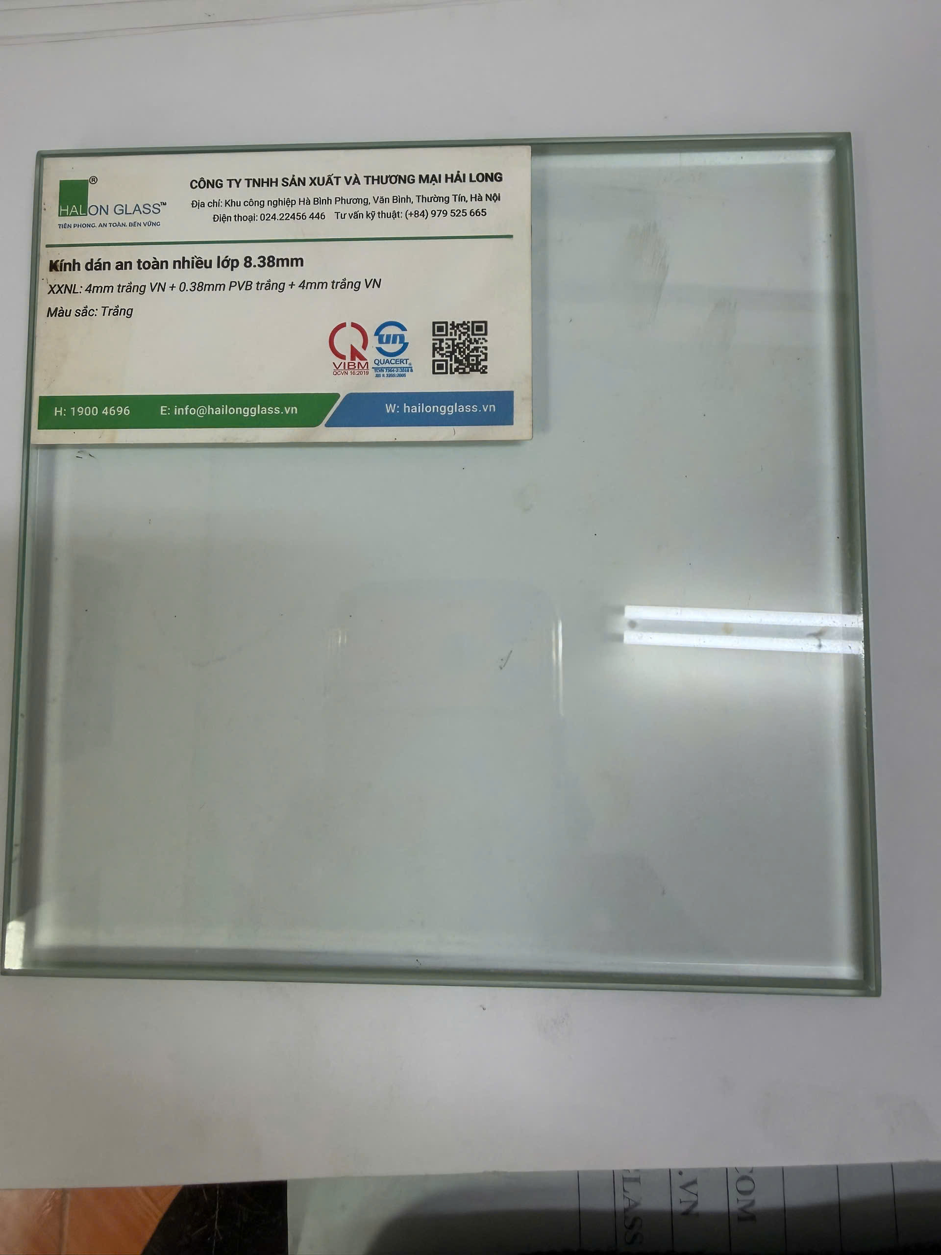 Kính dán an toàn nhiều lớp 8.38mm Hailong Glass màu trắng đặt trên mặt bàn